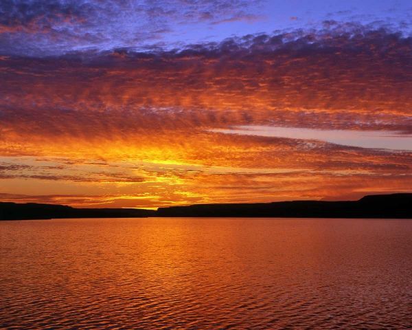 USA, Oregon Sunset over Lake Umatilla